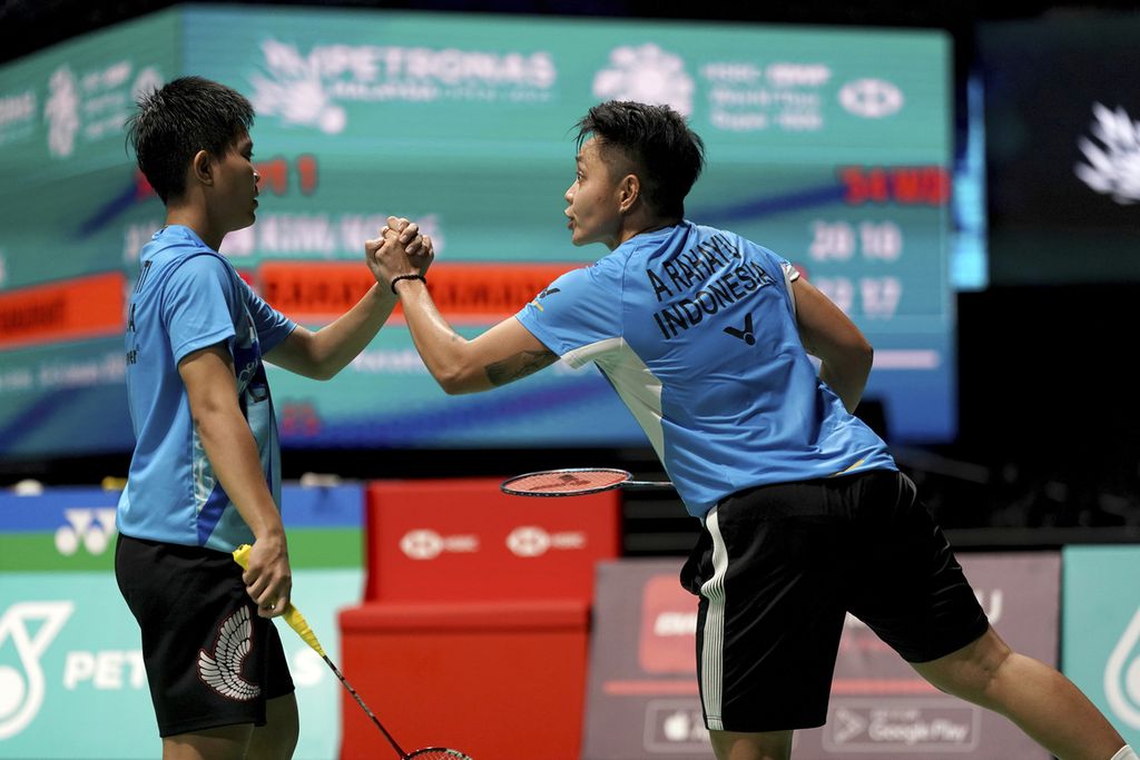 Ekspresi ganda putri Indonesia, Apriyani Rahayu (kanan) dan Siti Fadia Silva Ramadhanti saat meraih poin ketika menghadapi Kim So Yeong/Kong Hee Yong (Korea Selatan) pada perempat final Malaysia Terbuka 2023 di Arena Axiata, Kuala Lumpur, Jumat (13/1/2023). Laga itu dimenangi Apriyani/Siti.