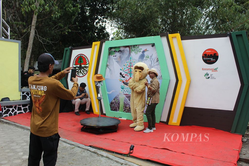 Pengunjung acara peringatan Hari Konservasi Alam Nasional (HKAN) 2023 berfoto di Taman Wisata Alam Bukit Tangkiling, Kota Palangkaraya, Kalteng, Rabu (8/11/2023). 