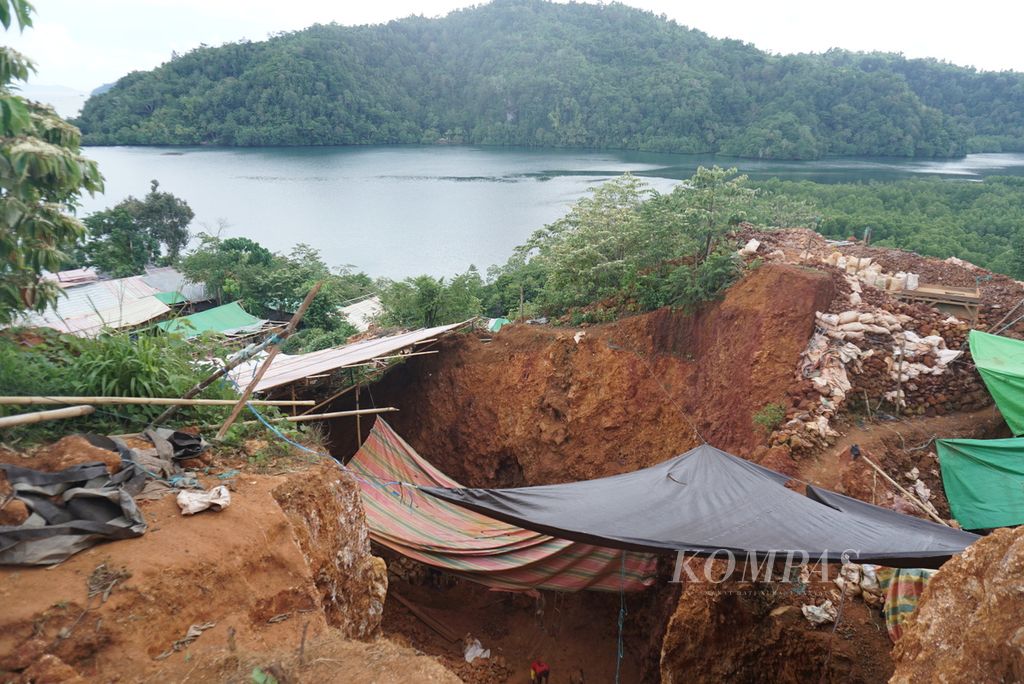 Tenda-tenda tambang emas rakyat tak berizin berdiri di wilayah yang disebut Entanah Mahamu atau Tanah Merah di Kampung Bowone, Tabukan Selatan Tengah, Kepulauan Sangihe, Sulawesi Utara, Selasa (10/8/2021). 