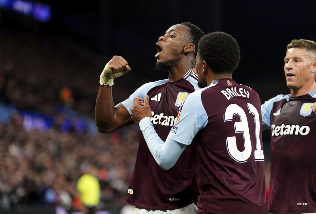 Penyerang Aston Villa, Jhon Duran (kiri), merayakan golnya ke gawang Bologna pada laga Liga Champions Eropa di Stadion Villa Park di Birmingham, Inggris, Rabu (23/10/2024) dini hari WIB. Villa menang, 2-0.