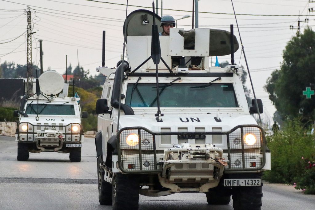 Sejumlah kendaraan milik Pasukan Sementara PBB di Lebanon (United Nations Interim Force in Lebanon/UNIFIL) berpatroli melintasi kawasan Marjeyoun, Lebanon selatan, Jumat (11/10/2024).  