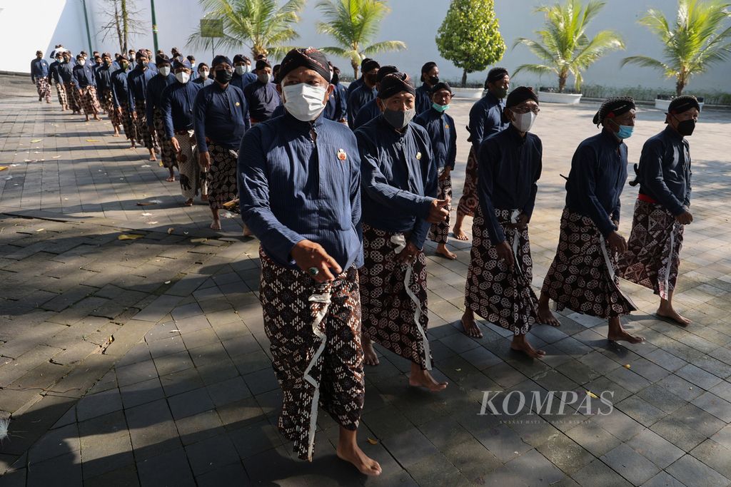 Abdi dalem berbaris memasuki Keraton Yogyakarta, Selasa (3/5/2022).