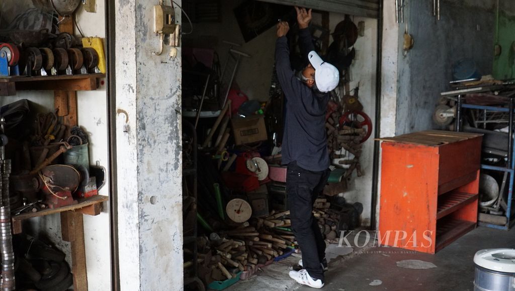 Seorang pedagang bersiap membuka kiosnya di Pasar Klithikan Notoharjo, Kota Surakarta, Jawa Tengah, Selasa (19/9/2023). 
