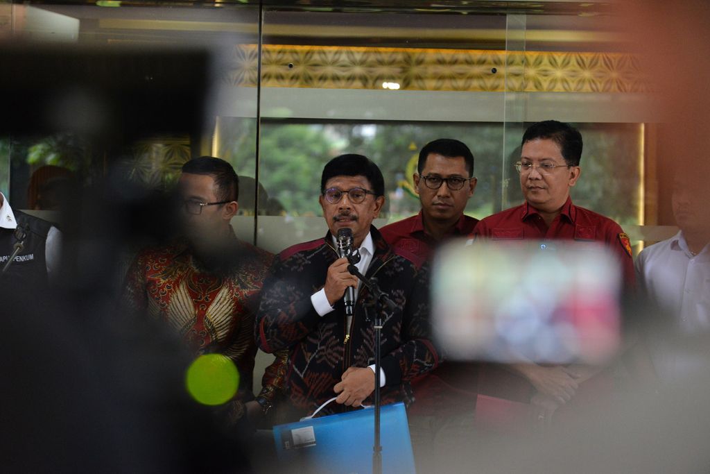 Menteri Komunikasi dan Informatika Johnny G Plate (tengah) memberikan keterangan kepada wartawan seusai diperiksa di Gedung Bundar, Kejaksaan Agung, Jakarta, Rabu (15/3/2023). 