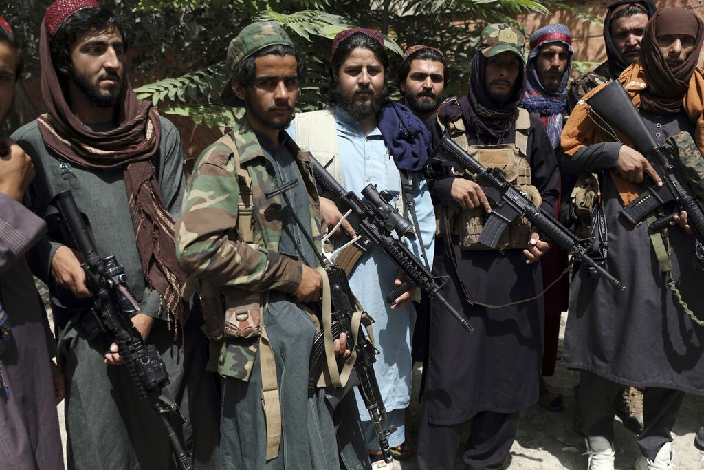 Pejuang Taliban berpose untuk foto di Wazir Akbar Khan di kota Kabul, Afganistan, Rabu (18/8/2021). Kelompok Taliban yang 20 tahun lalu digulingkan berhasil menguasai kembali pemerintahan Afghanistan. Taliban berhasil menguasai Kabul setelah dalam dua minggu menguasai kota-kota di sekitar Kabul. 