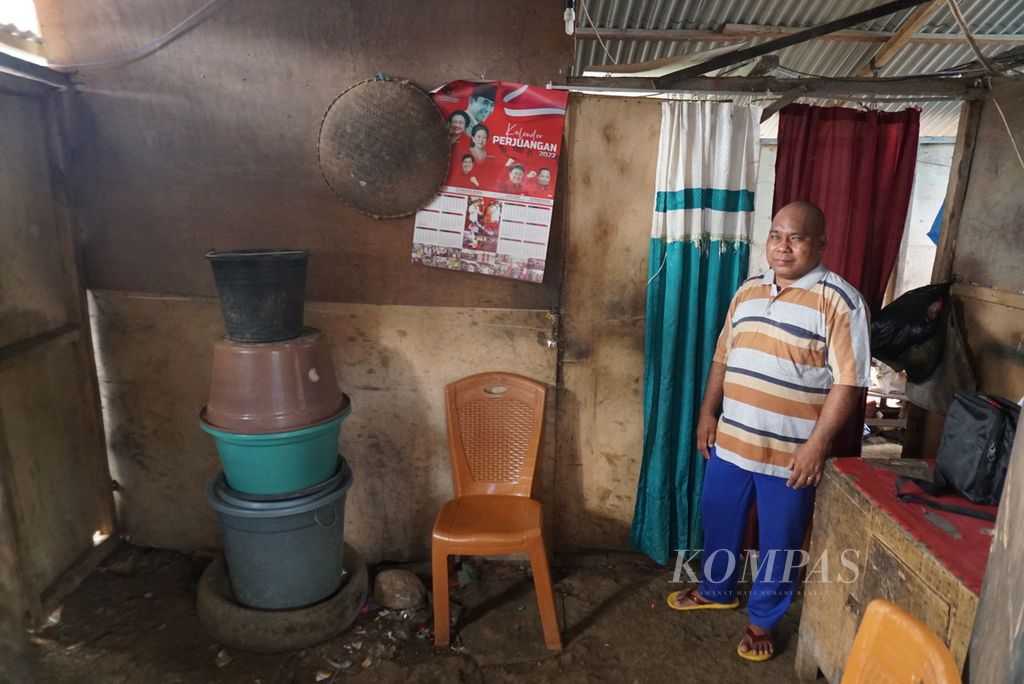 Simon Pare (47), seorang difabel netra, menunjukkan dapur sekaligus ruang tamu rumahnya di Mapanget, Manado, Sulawesi Utara, Kamis (21/4/2022).