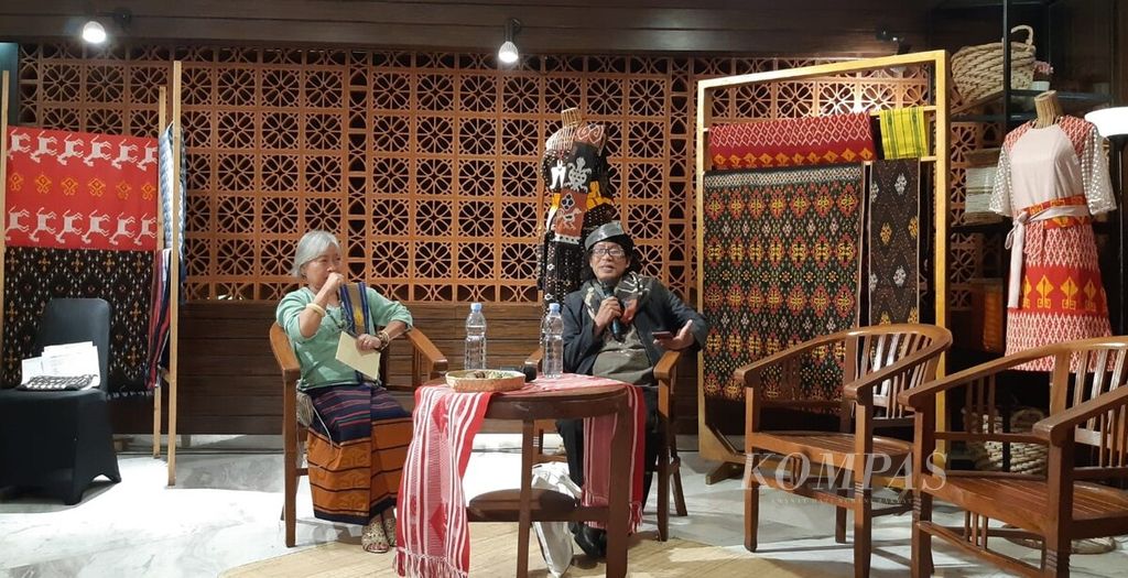Budayawan Taufik Razhen (kanan) yang lahir di Sumba Barat Daya dan Maria Andriana, wartawan yang kini tinggal di Sumba Barat Daya, dalam diskusi tentang budaya Sumba pada Kamis (12/10/2023) di Alun-alun Grand Indonesia, Jakarta.