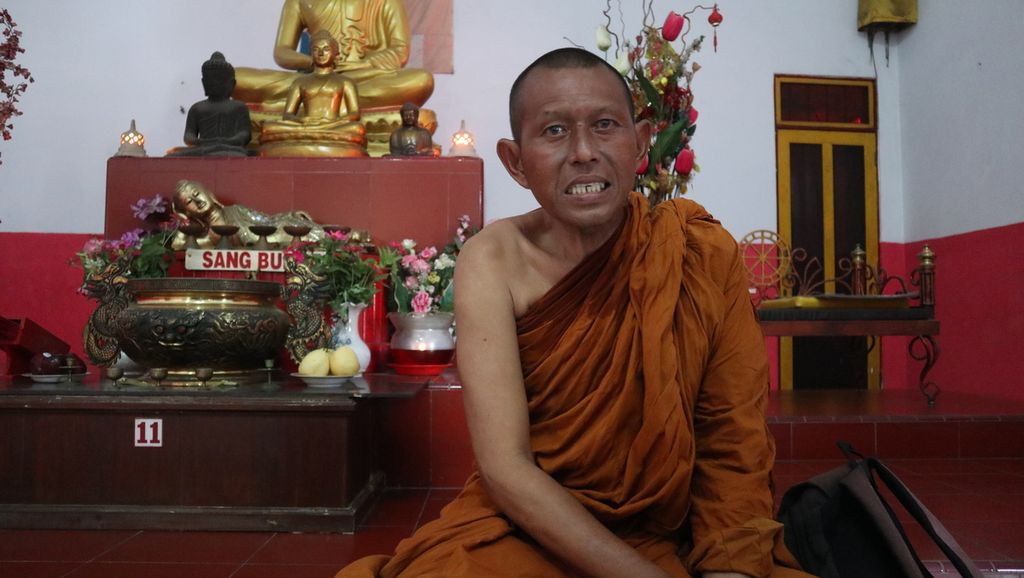 Bhante Kantadhammo saat diwawancarai di Vihara Budhi Asih, Kecamatan Jatibarang, Kabupaten Indramayu, Jawa Barat, Selasa (16/5/2023). 