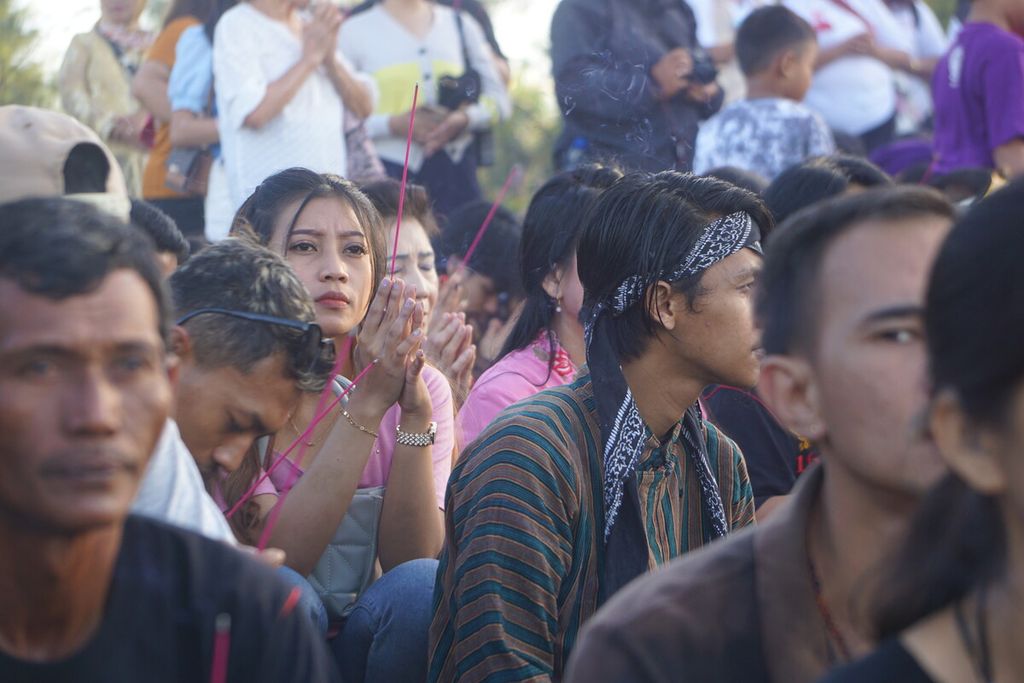 Para Putra Wayah Cahya Buwana berdoa saat menggelar sedekah bumi di Pantai Srandil, Cilacap, Jawa Tengah, Jumat (21/7/2023). Sedekah bumi digelar dalam rangkaian Perayaan Tahun Baru 1 Sura 1957 Saka Jawa.