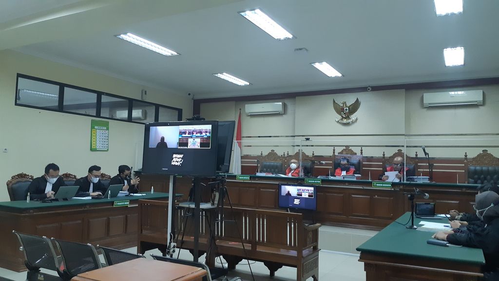 Panitera Pengganti Pengadilan Negeri Surabaya Muhammad Hamdan saat sidang putusan kasus korupsi di Pengadilan Tipikor Surabaya, Selasa (11/10/2022) 