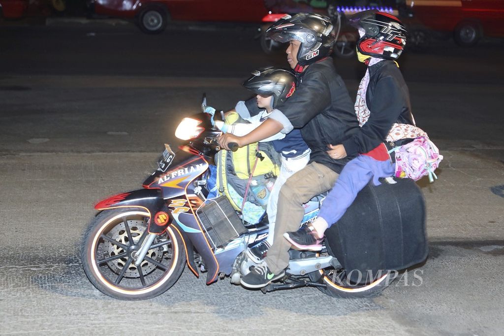 Pemudik motor milintas di Jalan Raya Kalimalang, Jakarta Timur, Rabu (21/6/2017) pagi. Meskipun saat ini banyak tawaran mudik gratis bersama, pemudik masih banyak yang memilih untuk menggunakan motor pribadi untuk pergi ke kampung halaman.