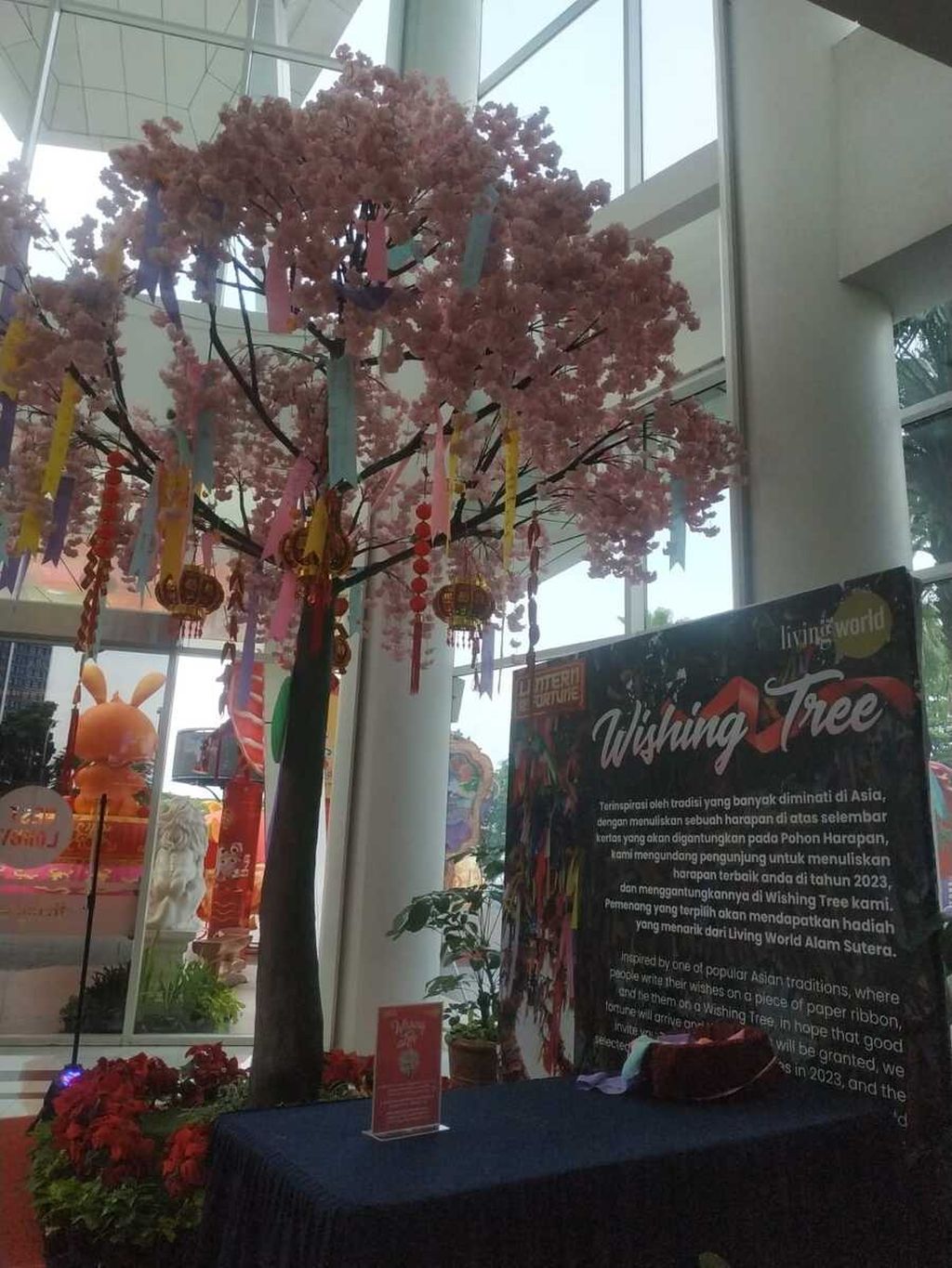 Pohon harapan yang terletak di dalam Mal Living World Alam Sutera, Tangerang Selatan, Kamis  (19/1/2023).