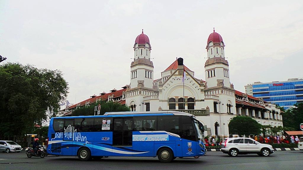 Angkutan massal berbasis jalan atau bus (BRT) Trans Semarang melintasi jalan di sekitar Lawang Sewu, Kota Semarang, Jawa Tengah, Minggu (20/1/2019). 