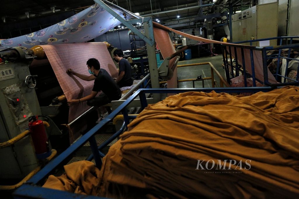 Pekerja pabrik tekstil PT Bentara Sinarprima di Dayeukolot, Kabupaten Bandung, Jawa Barat, mengecek kain yang diproduksi, Rabu (29/3/2023). Pabrik yang berdiri sejak tahun 1996 ini memproduksi kain untuk mode dan kain seprai untuk memenuhi pasar domestik. 