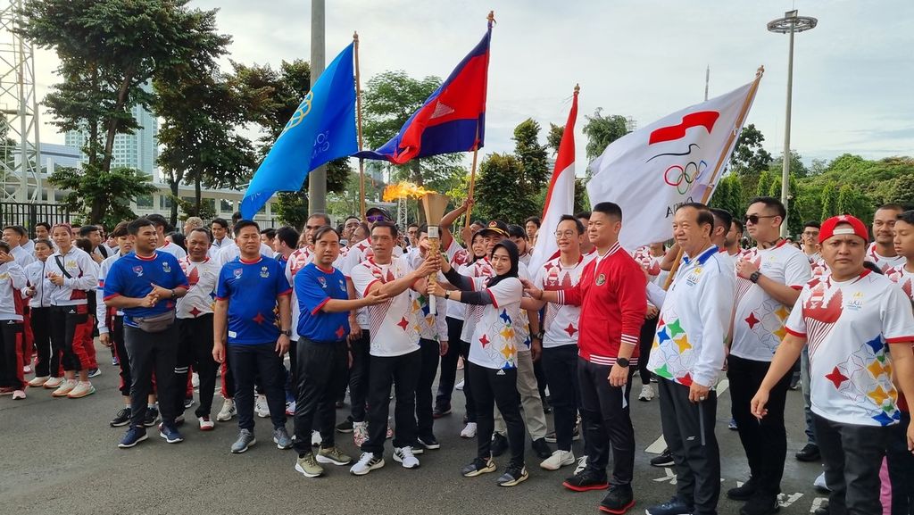 Perwakilan pemerintah dan petinggi organisasi keolahragaan Indonesia dan Kamboja dalam acara Torch Relay atau Pawai Obor SEA Games 2023 sedang berpose di area Gelora Bung Karno, Jakarta, Sabtu (1/4/2023),