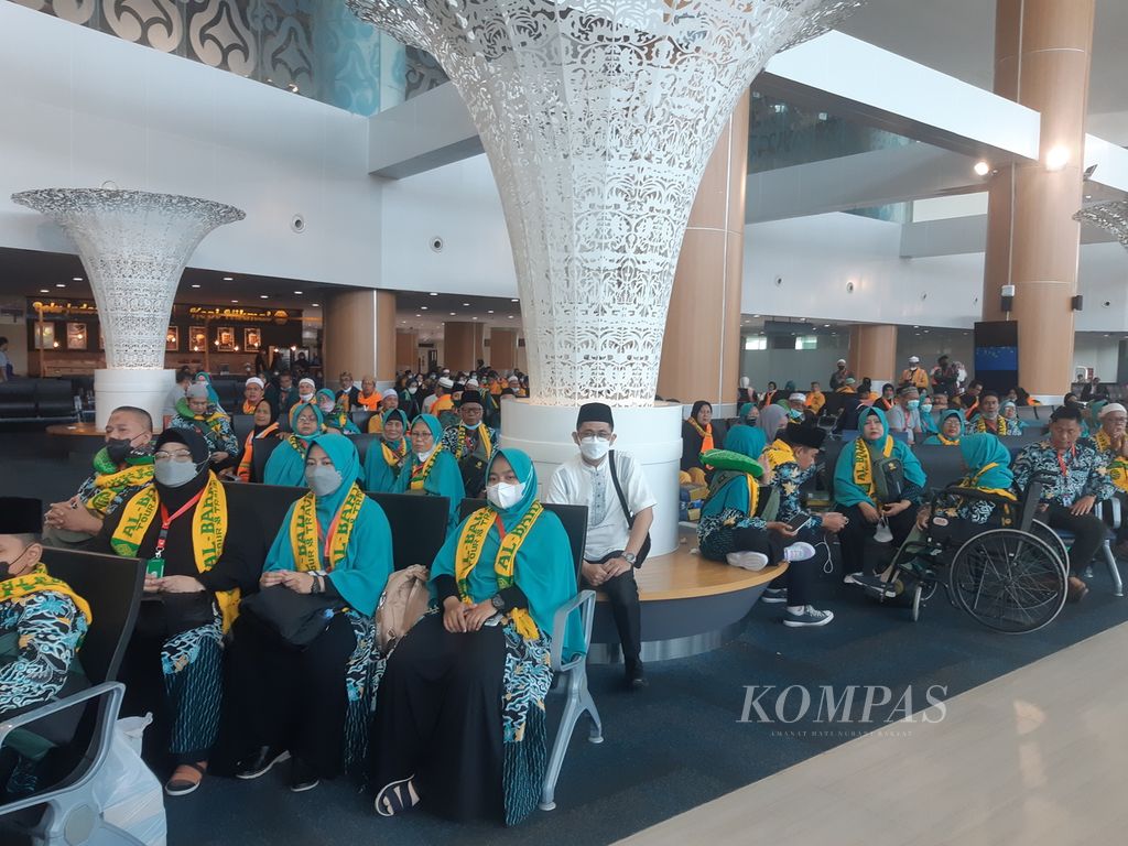 Calon jemaah umrah menunggu keberangkatan di Terminal Bandara Internasional Jabar Kertajati, Kabupaten Majalengka, Minggu (20/11/2022). 