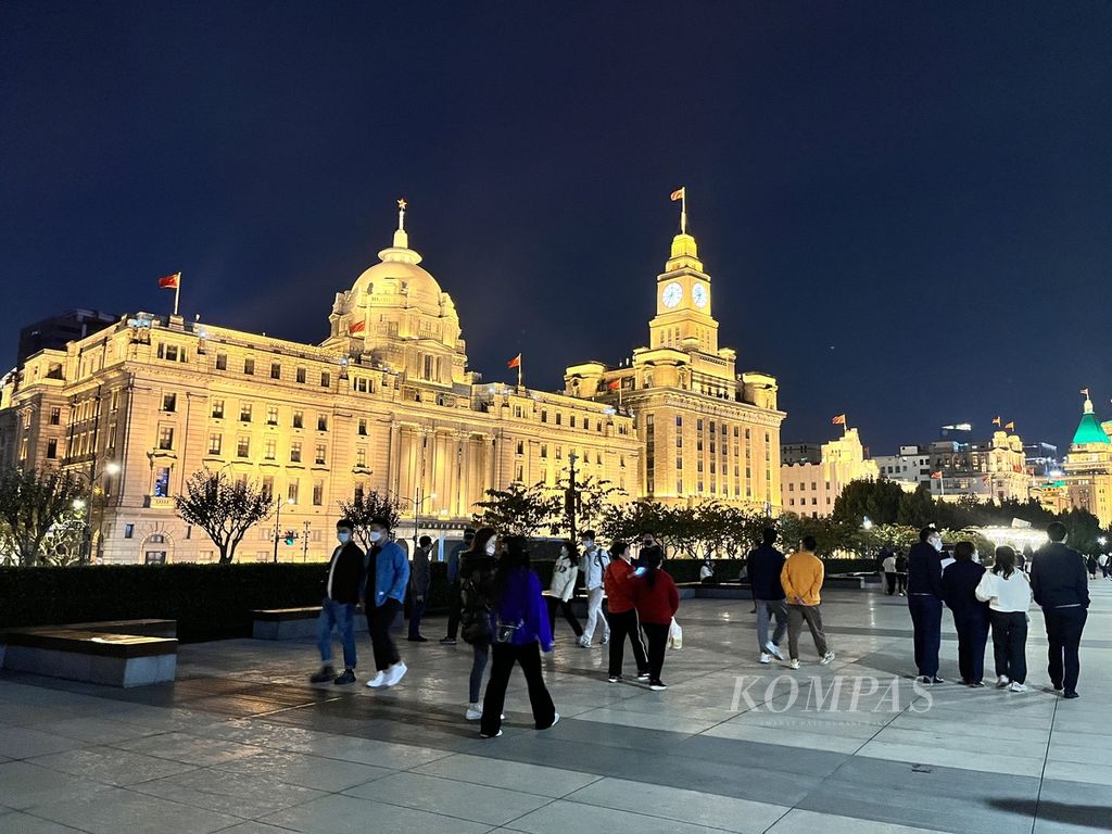 Ada 52 bangunan bersejarah bergaya Barat di sepanjang 1,5 kilometer di kawasan The Bund, Shanghai, China. Suasana malam hari di The Bund, Sabtu (6/11/2022), menjadi pemandangan yang menarik banyak pengunjung baik dari dalam maupun luar negeri.