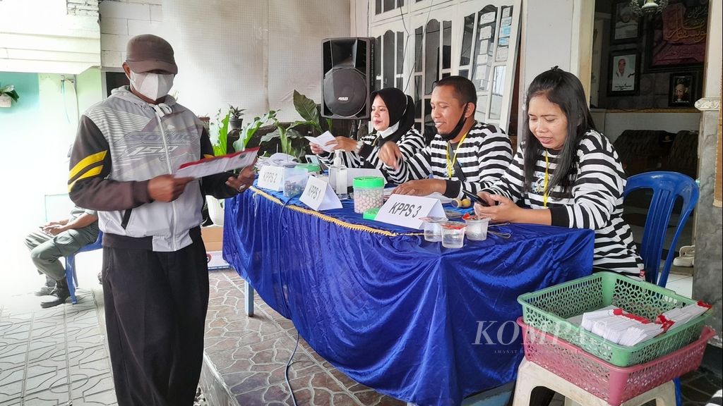 Ilustrasi. Suasana pemungutan suara pada pemilihan kepala desa di salah satu tempat pemungutan suara di Desa Pandanrejo, Kecamatan Bumiaji, Kota Batu, Jawa Timur, Minggu (28/8/2022).