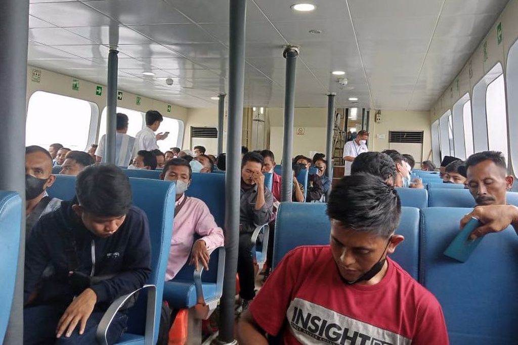 Suasana di dalam kapal MV Allya Express yang membawa 168 penumpang dari Batam, Kepulauan Riau, menuju Tanjung Pengelih, Malaysia, Selasa (6/12/2022).