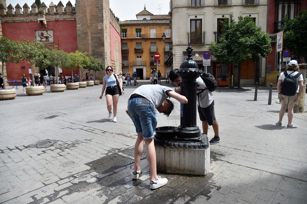 Masyarakat mendinginkan diri selama gelombang panas di Seville, Spanyol, 13 Juni 2022. 