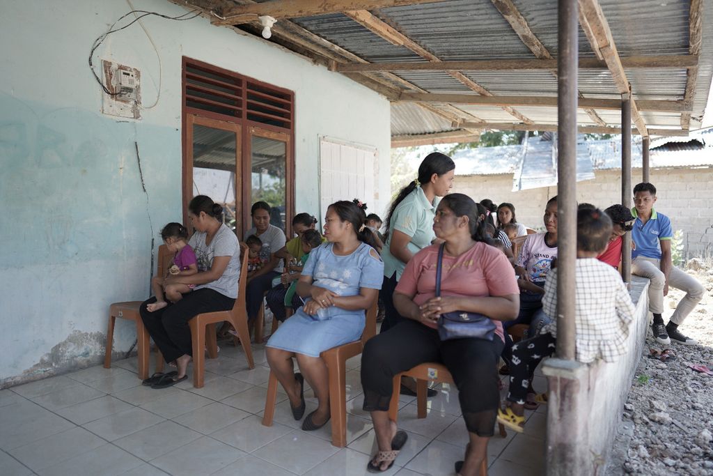Sejumlah ibu hamil dan anak balita bersama ibu-ibu rumah tangga dari Desa Huilelot, Pulau Semau, Kupang, Nusa Tenggara Timur, mengikuti pelatihan soal bagaimana mengasuh anak balita yang mengalami tengkes (<i>stunting</i>) atau mencegah tengkes.