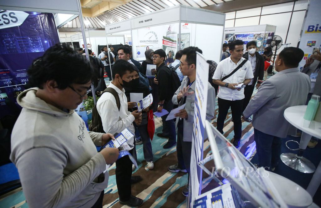 Job seekers search for job vacancy information at the Mega Career Expo Jakarta held at the Senayan Multipurpose Building in Jakarta on Friday (May 17, 2024). The exhibition was attended by around 35 companies offering thousands of job vacancies for high school graduates to bachelor's degree holders.