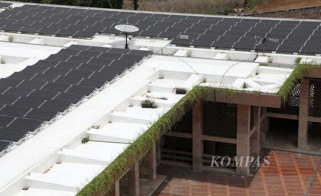 Panel surya terpasang disebagian atap Masjid Istiqlal Jakarta, Jumat (24/02/2020). Pemasangan panel surya ini sebagai bagian dari renovasi masjid. Renovasi Istiqlal menelan anggaran sebesar Rp 465 miliar. Kompas/Heru Sri Kumoro24-04-2020