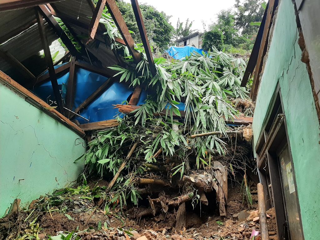 Bencana longsor terjadi di Kampung Warga Mulya RT 002 RW 003, Kelurahan Sukasari, Kecamatan Bogor Timur, Kota Bogor, Jawa Barat, Minggu (9/10/2022).