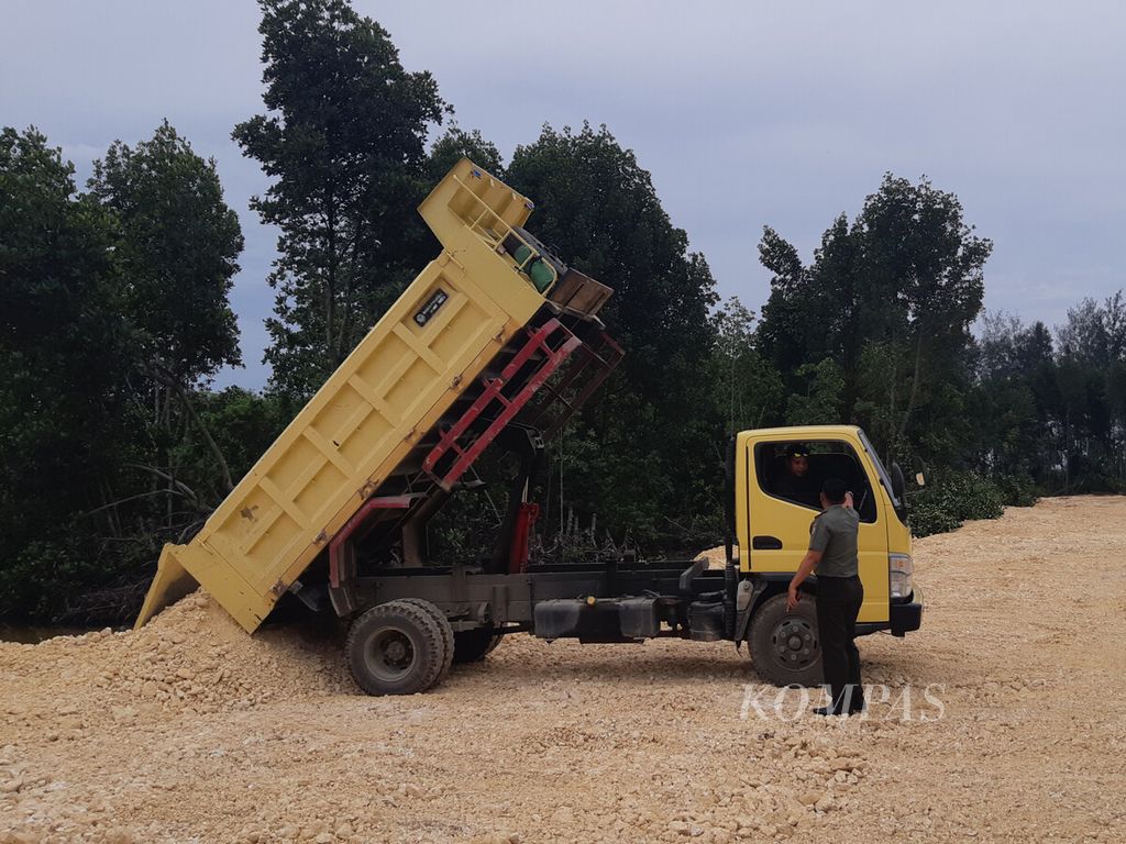 Aktivitas penimbunan material galian C di hutan bakau yang dilakukan 11 sopir truk di kawasan Taman Wisata Alam Teluk Youtefa di Kota Jayapura, Papua, Selasa (11/7/2023). 