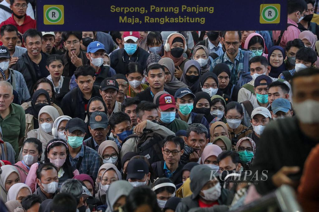 Residents are crammed after getting off the commuter train at Tanah Abang Station, Jakarta, on Tuesday (25/7/2023).