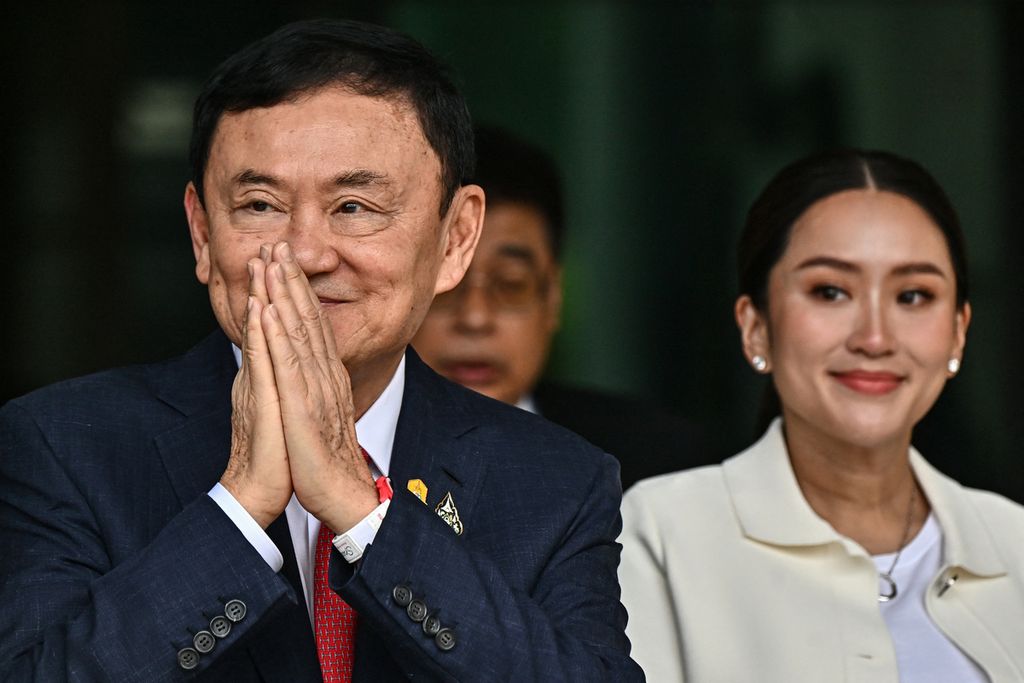 Mantan Perdana Menteri Thailand Thaksin Shinawatra (kiri) menyapa pendukungnya bersama putri bungsunya, Paetongtarn Shinawatra, setelah mendarat di Bandara Don Mueang di Bangkok, 22 Agustus 2023. Thaksin pulang ke Thailand setelah 15 tahun mengasingkan diri. 