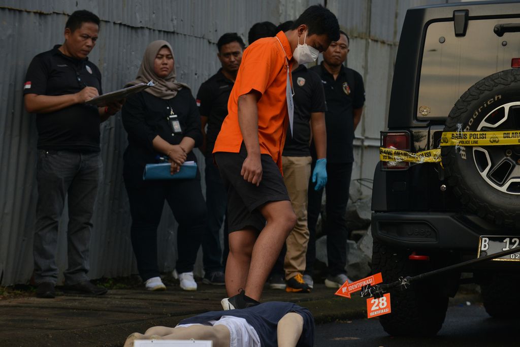 Tersangka Mario Dandy Satrio (tengah) melakukan salah satu adegan dalam rangkaian rekonstruksi kasus penganiayaan Cristalino David Ozora di kawasan Green Permata Boulevard, Jakarta Selatan, Jumat (10/03/2023). 