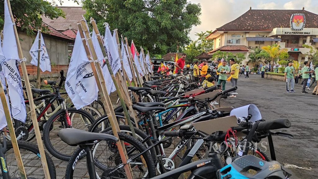 Komisi Pemilihan Umum Bali menggelar kegiatan bersepeda menyongsong Pemilu 2024, Selasa (14/2/2023). Kegiatan serangkaian dengan Sosialisasi Pemilu Damai Partai Politik Peserta Pemilu Tahun 2024 itu juga melibatkan kalangan partai politik peserta Pemilu 2024 di Bali.