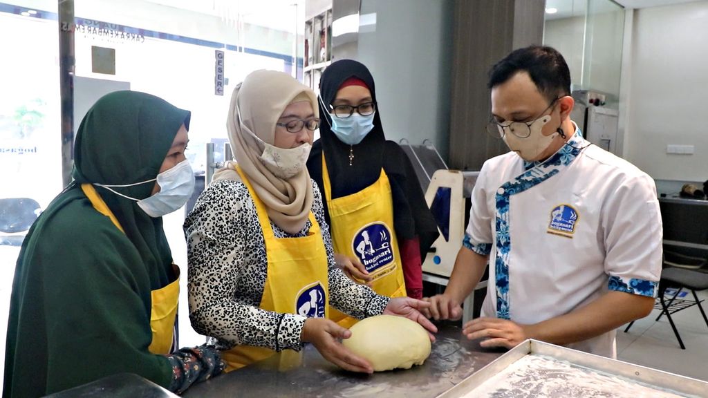 Pelatihan membuat kue bagi para pelaku usaha kecil dan menengah digelar oleh tim Bogasari Baking Center di sejumlah daerah, seperti Samarinda, Surabaya, dan Tangerang. 