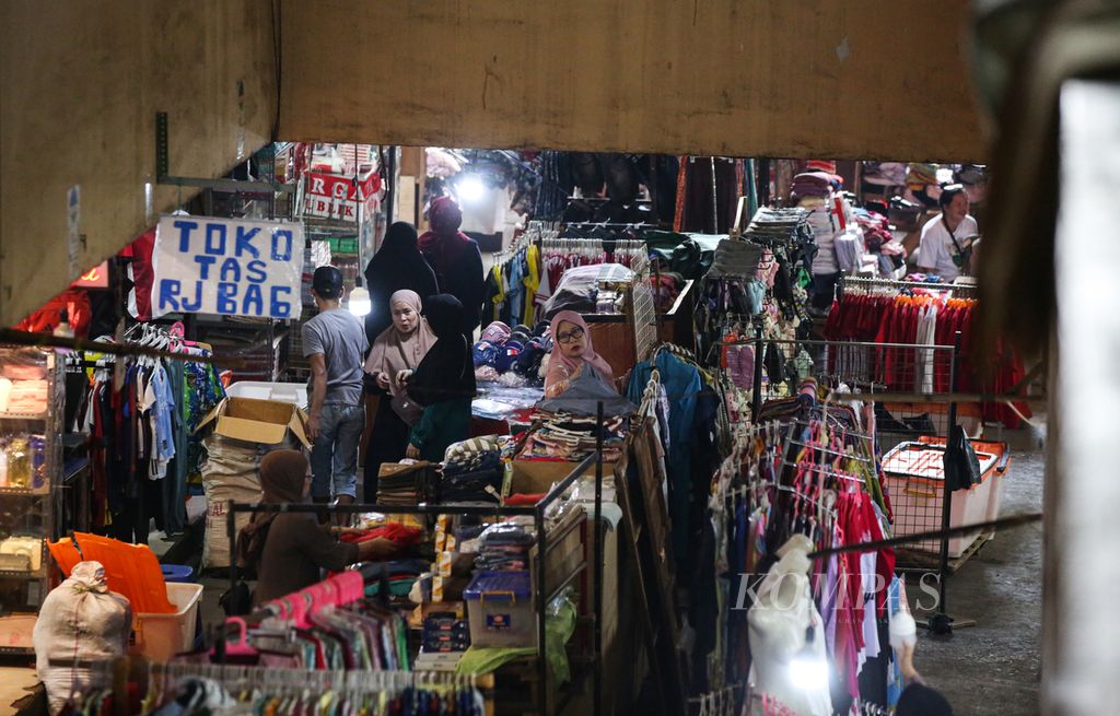 Pedagang pakaian menunggu pembeli di Pasar Kebayoran Lama, Jakarta Selatan, Rabu (14/8/2024). Di tengah kondisi daya beli masyarakat yang melemah, pemerintah berencana menaikan Pajak Pertambahan Nilai atau PPN dari 11 persen menjadi 12 persen pada tahun depan. Pakaian, sepatu, alat elektronik, perlengkapan kebersihan, obat, kosmetik merupakann barnag harian yang mengalami kenaikan PPN.