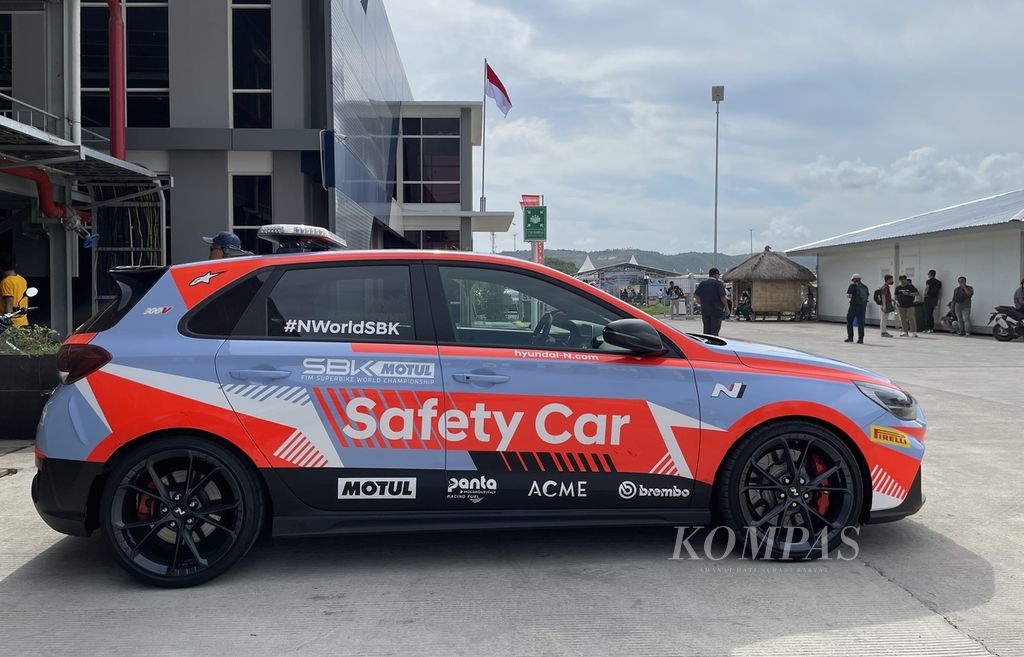 Tampak samping Hyundai i30 N yang menjadi mobil pemandu keselamatan (<i>safety car</i>) di seri kesebelas ajang balap motor World Superbike (WSBK) di Sirkuit Internasional Mandalika, Lombok, NTB pada 11-13 November 2022.