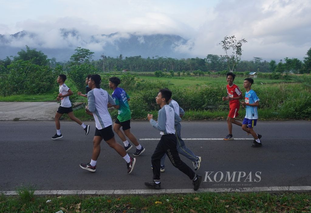Peserta Borobudur Fun Run berlari sambil menikmati pemandangan alam di Desa Borobudur, Kecamatan Borobudur, Kabupaten Magelang, Jawa Tengah, Sabtu (3/12/2023). 