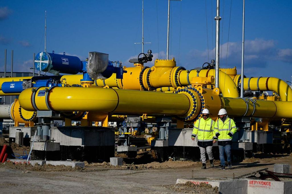 Karyawan berjalan di lokasi konstruksi stasiun gas, sebagai bagian dari jalur pipa gas antara Bulgaria dan Yunani, di dekat Desa Malko Kadievo, Bulgaria, 18 Maret 2022. 
