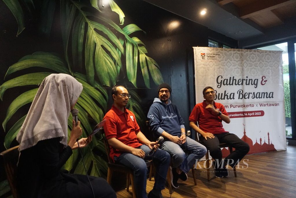 Andy F Noya (kedua dari kanan) dan Rektor Institut Teknologi Telkom Purwokerto Arfianto Fahmi (kanan) dalam bincang-bincang mini terkait pemberian beasiswa bagi mahasiswa di Purwokerto, Banyumas, Jawa Tengah, Jumat (14/4/2023) sore.