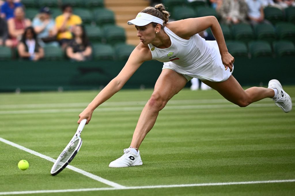 Elise Mertens mengejar bola saat melawan Elina Svitolina pada laga babak kedua turnamen tenis Grand Slam Wimbledon di Wimbledon, London, Kamis (6/7/2023).