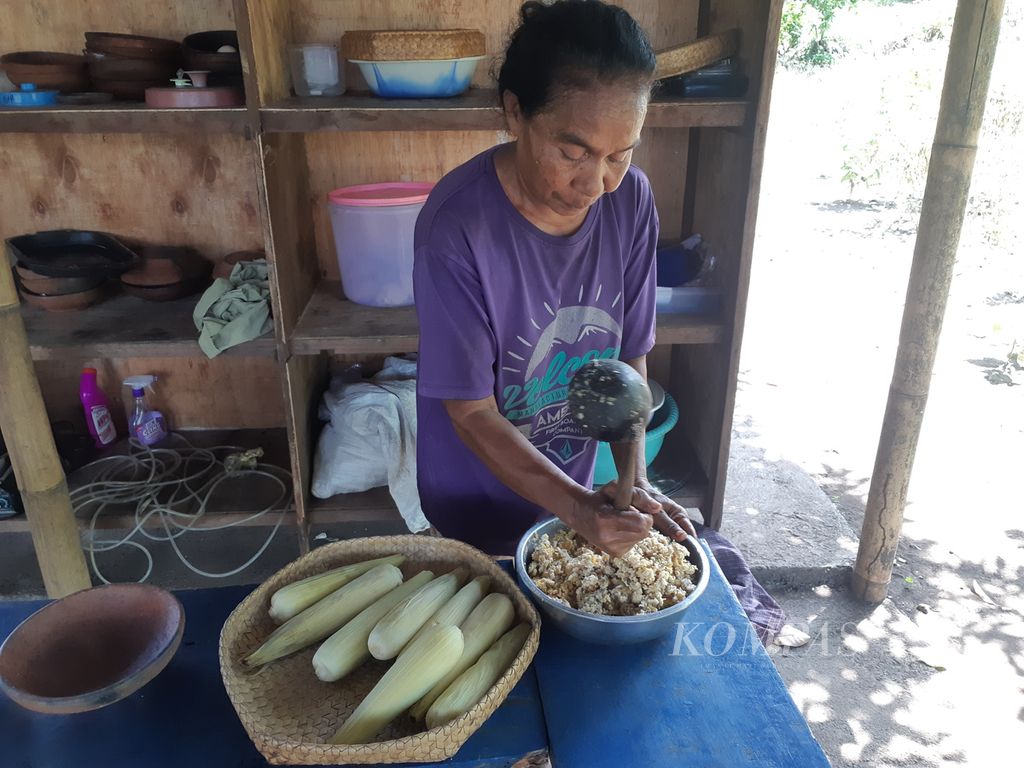 Pengolahan watak snema di kebun Bayolewung, Pulau Adonara, Kabupaten Flores Timur, Nusa Tenggara Timur, Rabu (5/4/2023). Panganan itu berbahan jagung, kacang, dan kelapa.