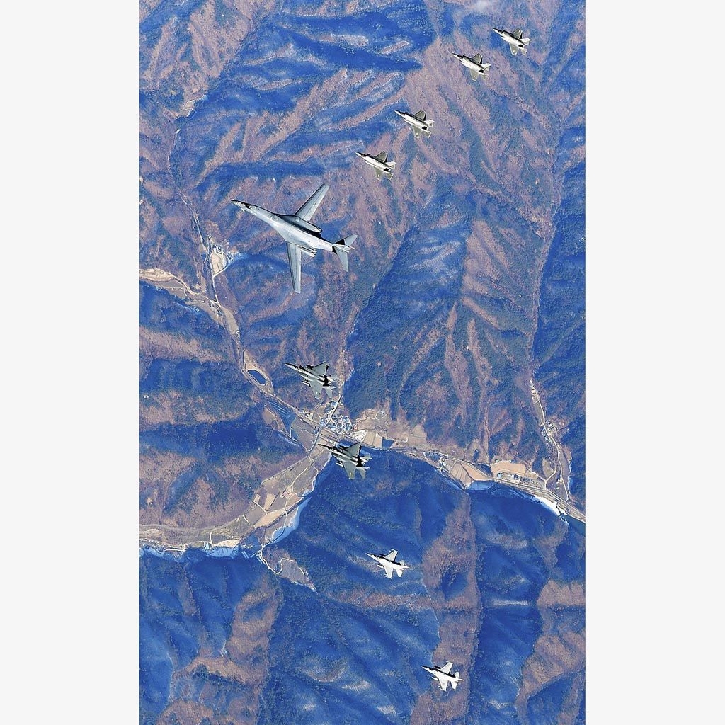 Dalam foto yang dirilis Kementerian Pertahanan Korea Selatan ini terlihat jet pengebom B-1B (tengah) milik Amerika Serikat terbang di atas Semenanjung Korea, 6 Desember 2017. Pengebom B-1B mengangkasa bersama pesawat F-16, F-15K, F-35A, dan F-35B dalam rangka latihan militer gabungan AS dan Korsel. 