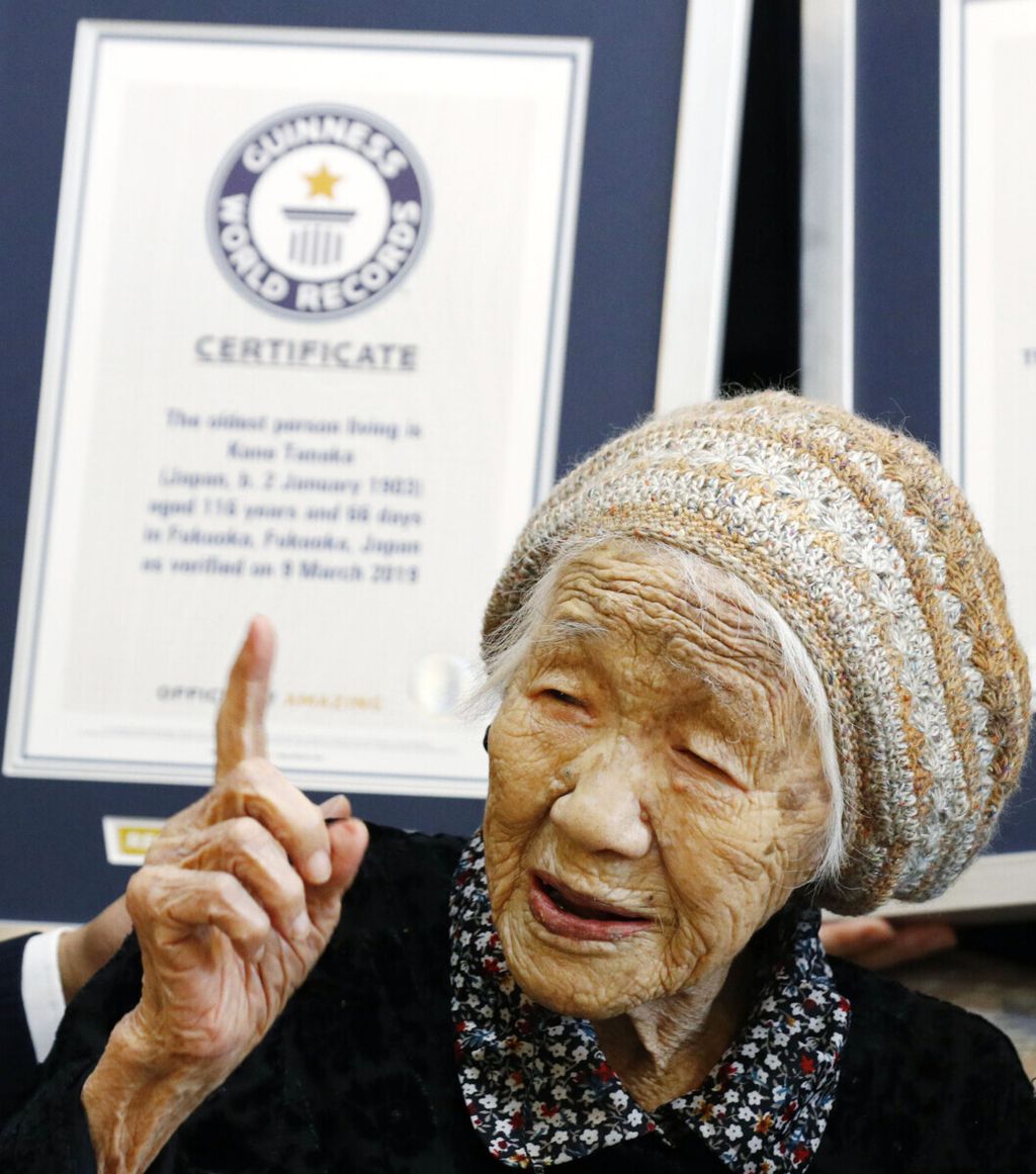 Kane Tanaka, perempuan Jepang berusia 116 tahun yang ditetapkan oleh Guinness World Records sebagai perempuan tertua yang hidup di dunia. Perempuan yang tinggal di panti jompo di Fukuoka, Jepang, itu gemar bermain <i>otello </i>dan belajar matematika.