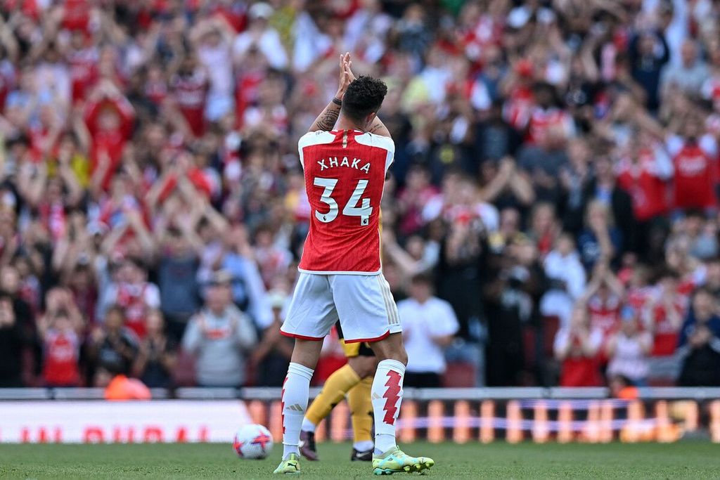 Gelandang Arsenal, Granit Xhaka, membalas dukungan penonton saat ditarik keluar pada laga pekan terakhir Liga Inggris antara Arsenal dan Wolverhampton Wanderers di Stadion Emirates, London, Minggu (28/5/2023). Xhaka dikabarkan akan hengkang dari Arsenal akhir musim ini.