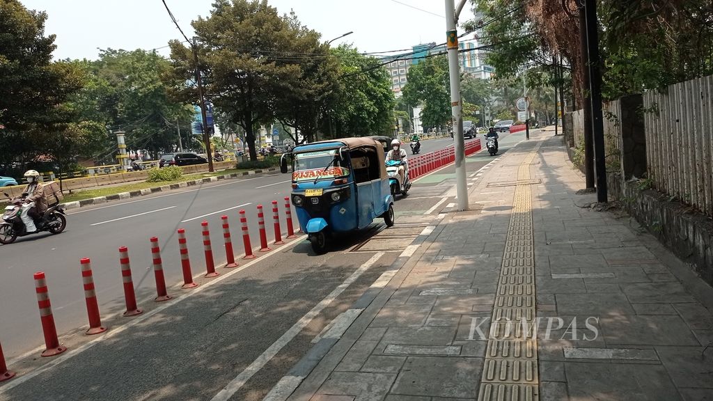 Deretan kendaraan mengokupansi lajur sepeda di Jalan Tugu Tani, Jakarta Pusat, Rabu (18/10/2023). Lajur sepeda seakan jadi lajur bebas hambatan.