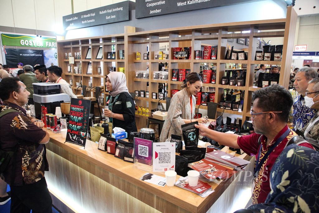 Stan pameran kopi dipadati pengunjung dalam Trade Expo Indonesia (TEI) 2023 di Indonesia Convention Exhibition (ICE) BSD City, Tangerang, Banten, Rabu (18/102023). Pada TEI 2022, total transaksi yang diperoleh mencapai 15,83 miliar dollar AS.