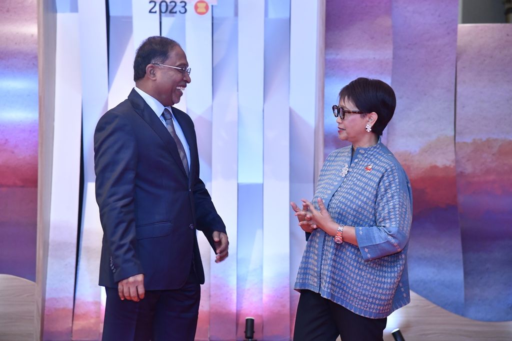 Menteri Luar Negeri RI Retno LP Marsudi menyambut Menteri Luar Negeri Malaysia Zambry Abdul Kadir di tempat ASEAN Ministerial Meeting 2023, Selasa (11/7/2023), di Jakarta. 