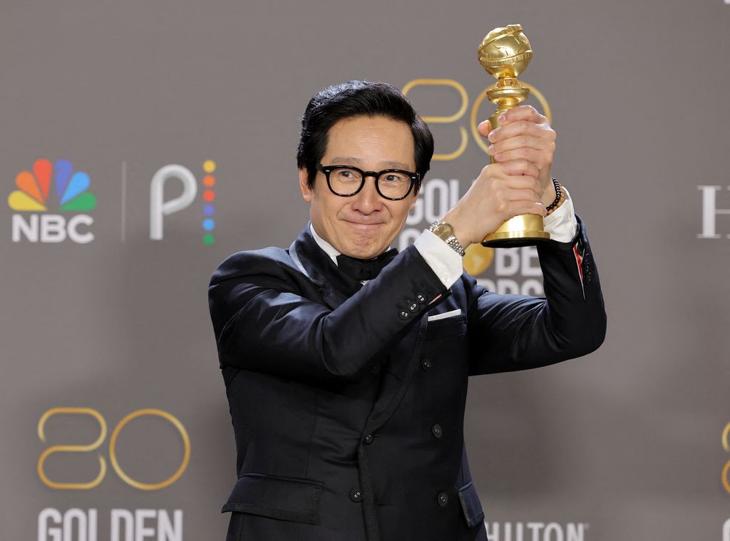 Aktor Amerika Serikat kelahiran Vietnam, Ke Huy Quan, berpose dengan penghargaan untuk Aktor Pendukung Terbaik di ruang pers selama acara Penghargaan Golden Globe ke-80 di Hotel The Beverly Hilton, Beverly Hills, California, AS, pada 10 Januari 2023.