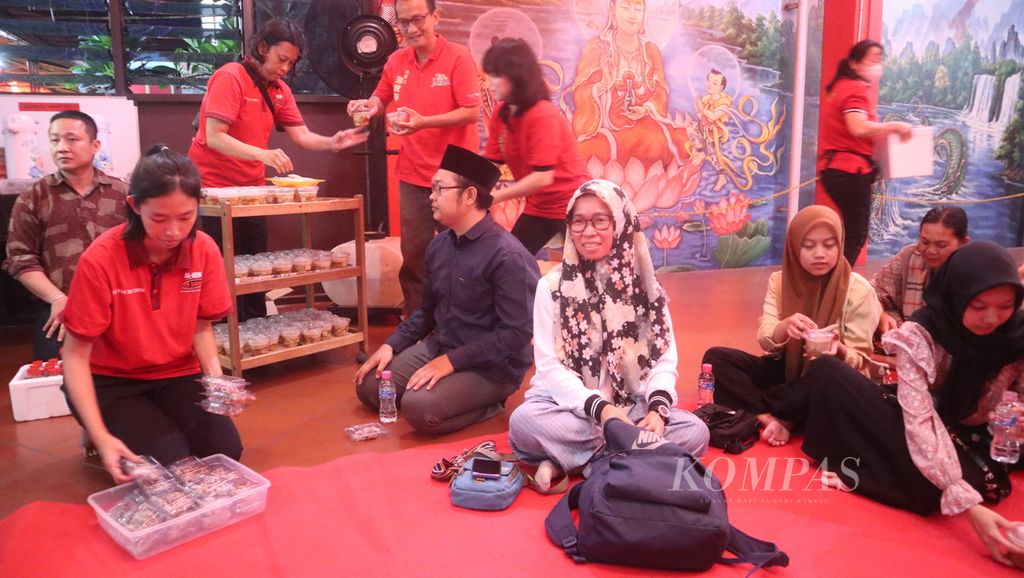 Suasana buka puasa dalam kegiatan Pesan-Tren Damai di Wihara Dewi Welas Asih, Kota Cirebon, Jawa Barat, Jumat (7/4/2023). 