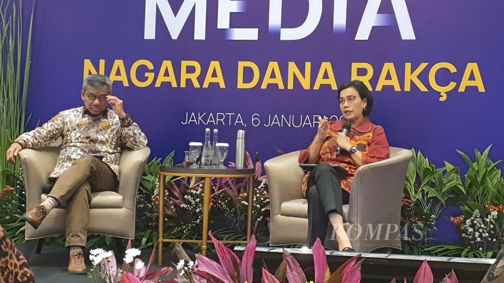 Menteri Keuangan Sri Mulyani Indrawati didampingi Wakil Menteri Keuangan Suahasil Nazara menjelaskan strategi APBN 2023 menghadapi ancaman resesi global 2023 dalam acara Apresiasi Media Negara Dana Rakca dan silaturahmi dengan pimpinan media massa di Gedung Maramis, Jakarta, Jumat (6/1/2023),